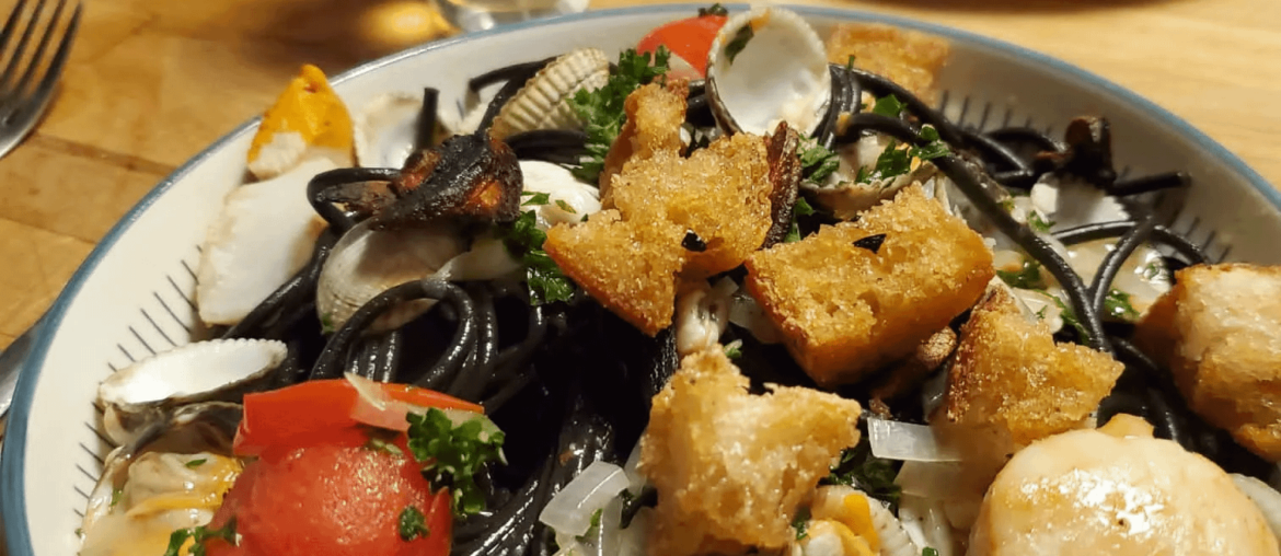 Spaghetti à l'encre de seiche, pétoncles et noix de Saint Jacques