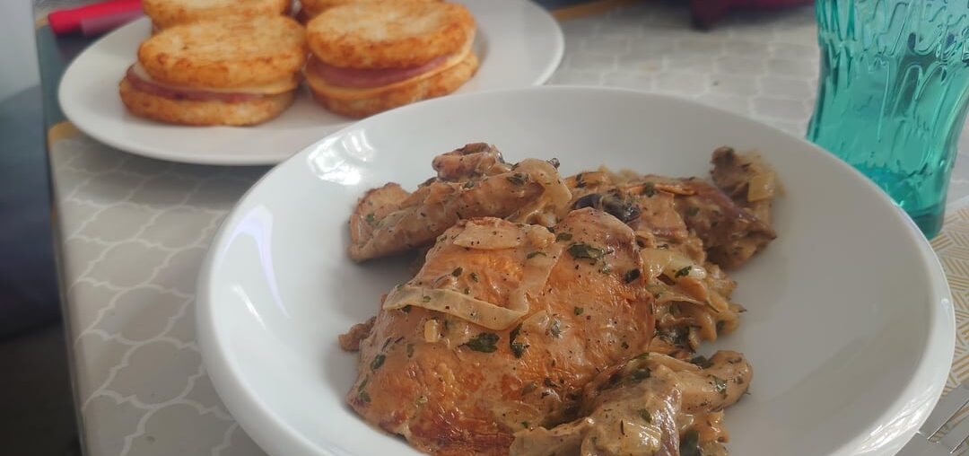 Poêlée de pleurotes, chanterelles et pieds de mouton à la crème, persil et aux oignons