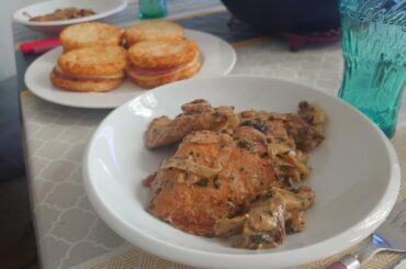 Poêlée de pleurotes, chanterelles et pieds de mouton à la crème, persil et aux oignons