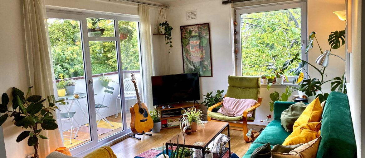 Cozy Living Room in Glasgow, Scotland [4032x3024]