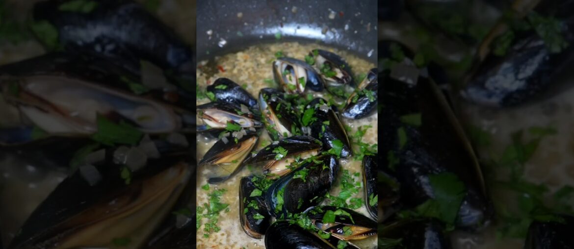 Mussels in White Wine Lemon Butter Sauce