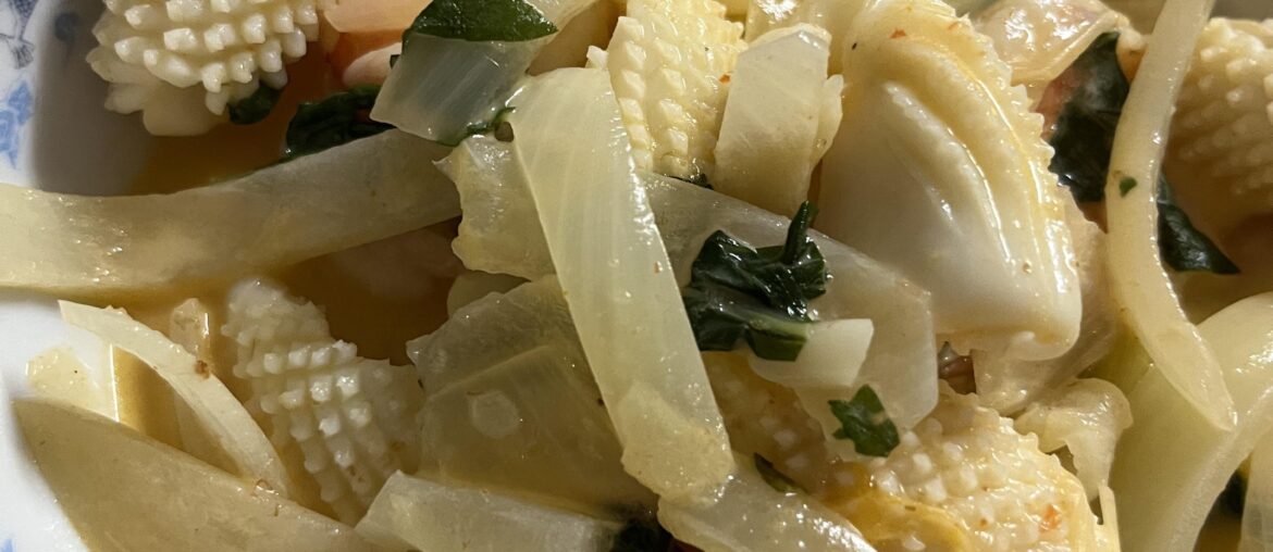 Calamar et crevettes sautés aux oignons à la sauce coco curry