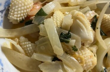 Calamar et crevettes sautés aux oignons à la sauce coco curry