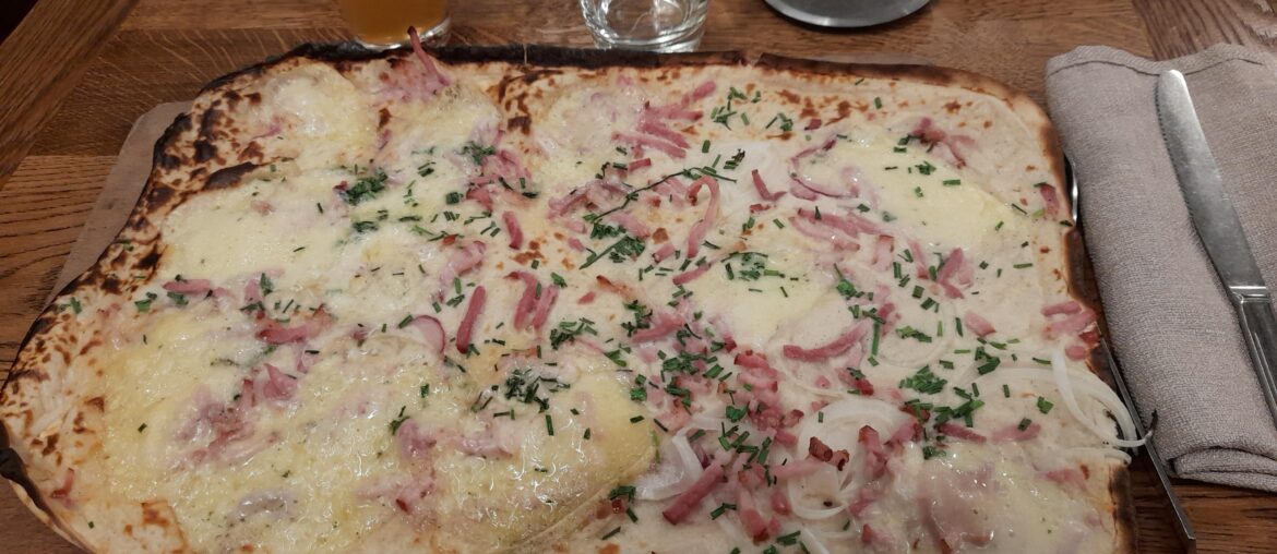 Tarte flambée gratinée à la tomme et au munster