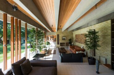 “Probably the best Modern house in the world” is how this incredible property was described in an article in The Sunday Times. Designed in 1962 by Jorn Utzon, best known for his world-famous design of the Sydney Opera House. [1600x1068]