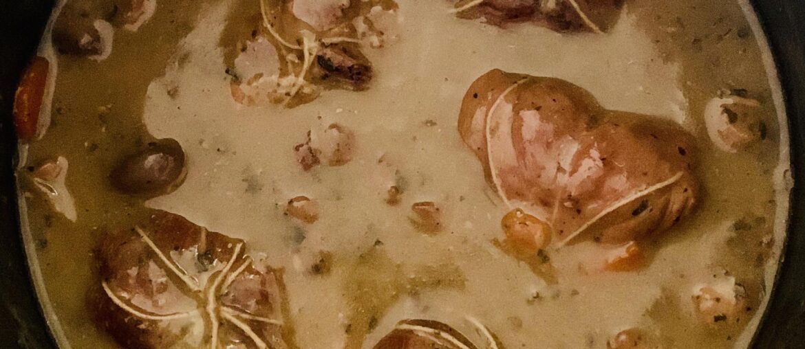 J’ai toujours aimé les paupiettes. 😊 Alors j’en prépare pour demain avec une sauce bien généreuse. J’avais une bouteille de Côtes du Jura - Chardonnay qui n’attendait que de les sublimer. 😋