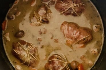 J’ai toujours aimé les paupiettes. 😊 Alors j’en prépare pour demain avec une sauce bien généreuse. J’avais une bouteille de Côtes du Jura - Chardonnay qui n’attendait que de les sublimer. 😋