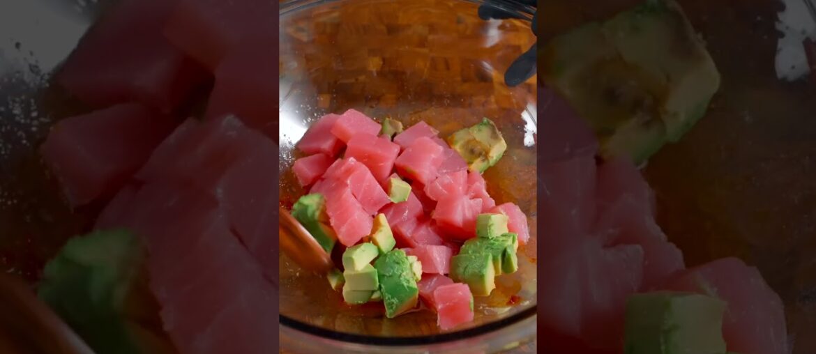 Light salad with fresh tuna, avocado, and egg #shorts