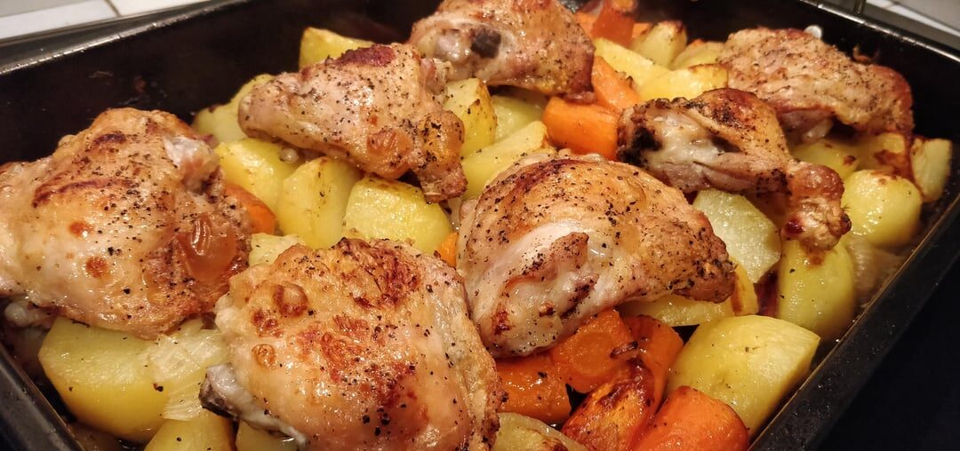Hauts de cuisses de poulet, pommes de terre, carottes au four