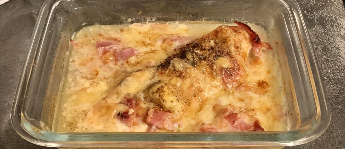 J’avais fait un poulet au Comté à midi pour nous trois. Ce soir, j’ai vu qu’il me restait un petit blanc tout seul au frigo. Comme je suis toute seule demain à midi, la tentation était bien trop grande : et voilà un poulet au Comté en version individuelle bien gratiné au four. 😋