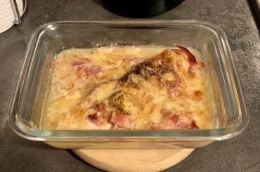 J’avais fait un poulet au Comté à midi pour nous trois. Ce soir, j’ai vu qu’il me restait un petit blanc tout seul au frigo. Comme je suis toute seule demain à midi, la tentation était bien trop grande : et voilà un poulet au Comté en version individuelle bien gratiné au four. 😋