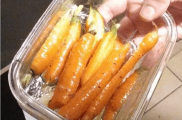 Carottes rôties, yaourt grec aux épices, boeuf et Bacon