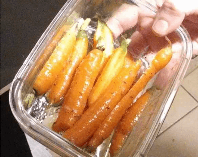 Carottes rôties, yaourt grec aux épices, boeuf et Bacon Carottes rôties, yaourt grec aux épices, boeuf et Bacon