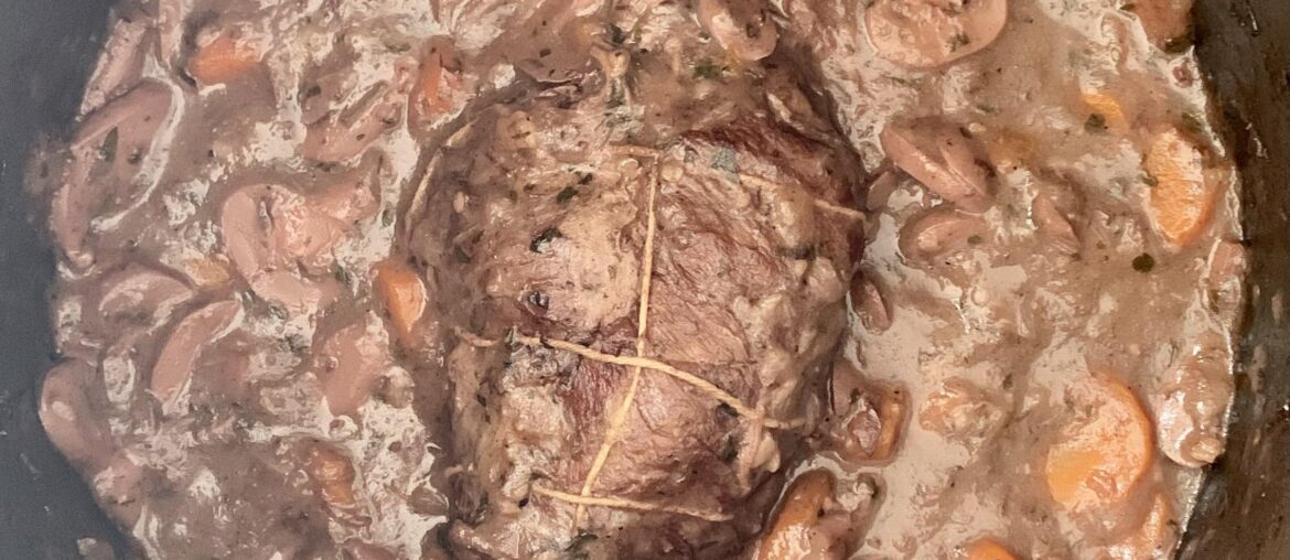 Il avait envie de se faire la malle mon petit rôti de veau bien ficelé ! Il a finalement accepté de mijoter longuement dans une sauce à la bière brune. 😋