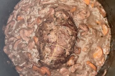 Il avait envie de se faire la malle mon petit rôti de veau bien ficelé ! Il a finalement accepté de mijoter longuement dans une sauce à la bière brune. 😋