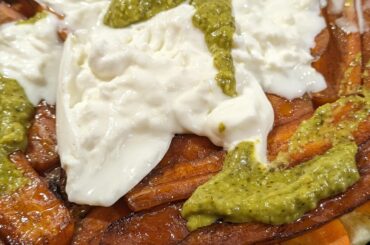 Tarte Tatin de carottes au pesto et à la burratta 🥕
