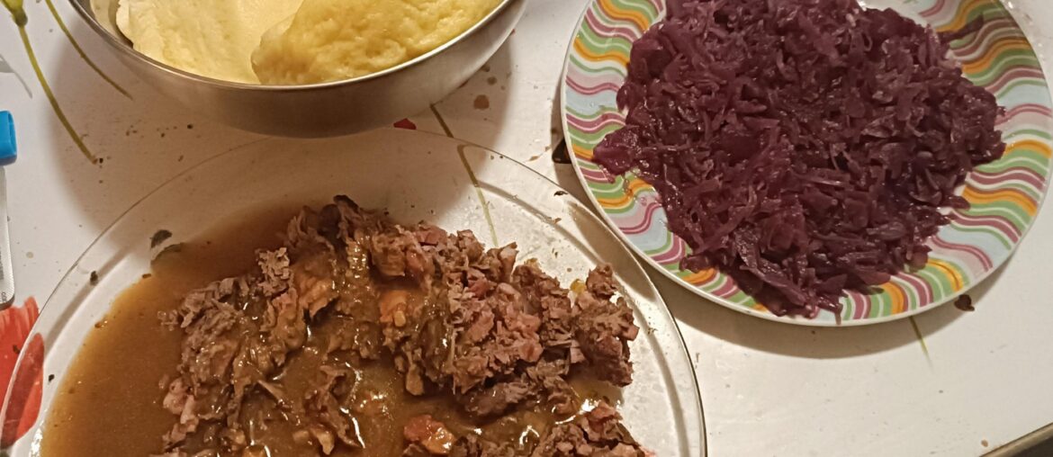 Le repas d'hier ... Viande rouge/avec lardons sauce au café kluski (pâte cuite à la vapeur) et choux rouge aux pommes