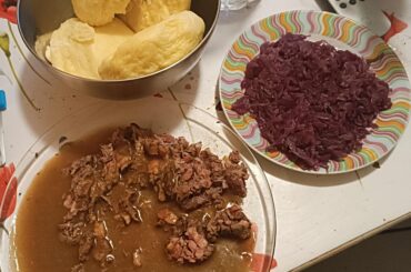 Le repas d'hier ... Viande rouge/avec lardons sauce au café kluski (pâte cuite à la vapeur) et choux rouge aux pommes