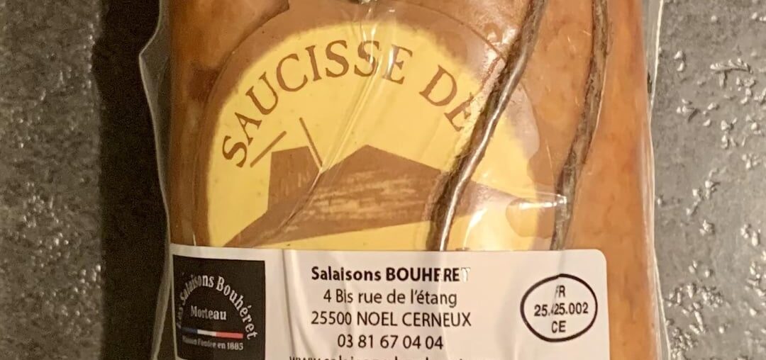 Aujourd’hui ce n’est pas un plat que j’ai cuisiné, mais je voulais partager quand même. 😊 Mes parents m’ont envoyé un petit colis contenant du fromage et une saucisse de Morteau, histoire de prendre des forces avant mes examens. Le fromage sur la deuxième photo, c’est le Bleu de la Marre.