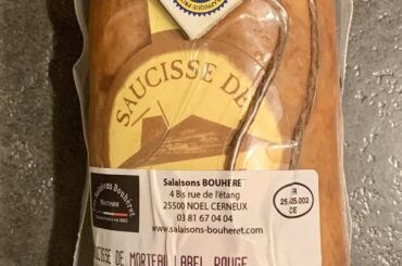 Aujourd’hui ce n’est pas un plat que j’ai cuisiné, mais je voulais partager quand même. 😊 Mes parents m’ont envoyé un petit colis contenant du fromage et une saucisse de Morteau, histoire de prendre des forces avant mes examens. Le fromage sur la deuxième photo, c’est le Bleu de la Marre.