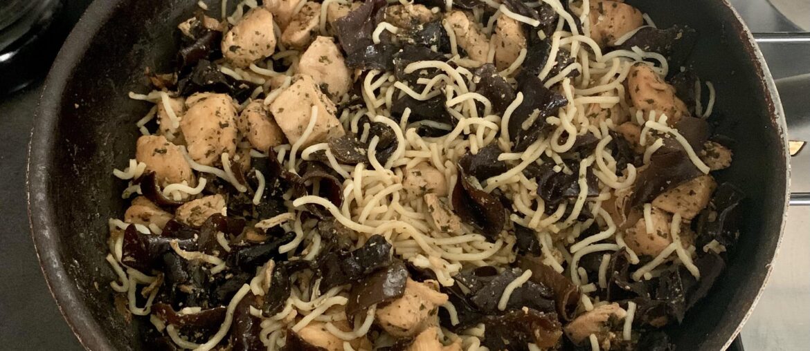 Un repas simple après une grasse matinée : nouilles de riz sautées et poulet aux champignons noirs 🍜
