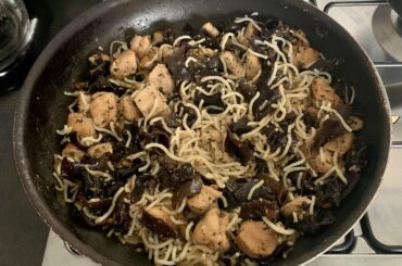 Un repas simple après une grasse matinée : nouilles de riz sautées et poulet aux champignons noirs 🍜