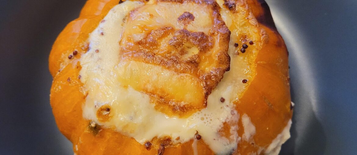 Mini potiron farci morbier, moutarde à l'ancienne, crème