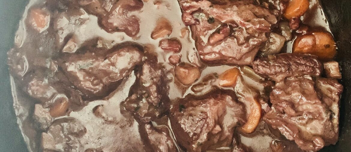 S’il me restait quelques heures à vivre et qu’on me demande ce que je voudrais manger comme dernier repas, je choisirais sans hésiter le bœuf bourguignon. C’est le repas de ce midi et c’est mon plat préféré. Et bon appétit si vous êtes à table ! 🐂🍷😋