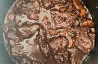 S’il me restait quelques heures à vivre et qu’on me demande ce que je voudrais manger comme dernier repas, je choisirais sans hésiter le bœuf bourguignon. C’est le repas de ce midi et c’est mon plat préféré. Et bon appétit si vous êtes à table ! 🐂🍷😋