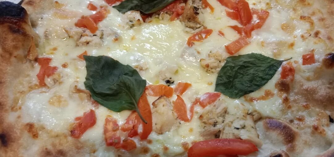 Pizza poulet poivrons basilic crème et taleggio