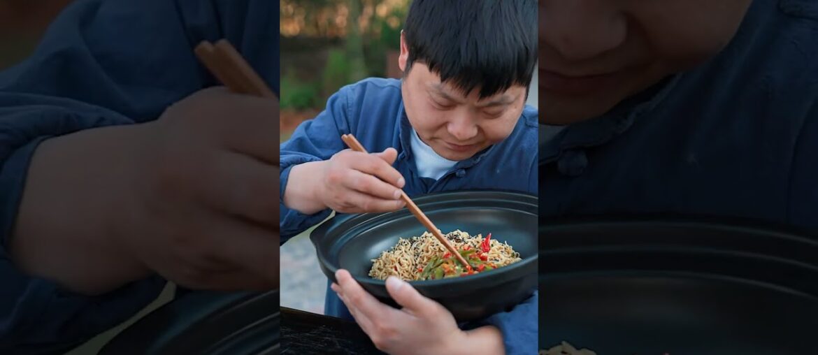 Noodles with chili sauce are also delicious! Noodles with chili sauce are also delicious!