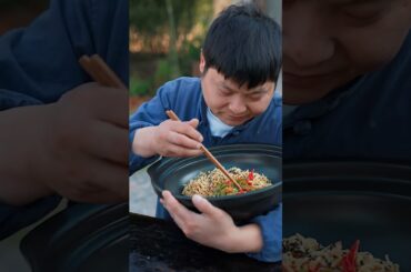 Noodles with chili sauce are also delicious!