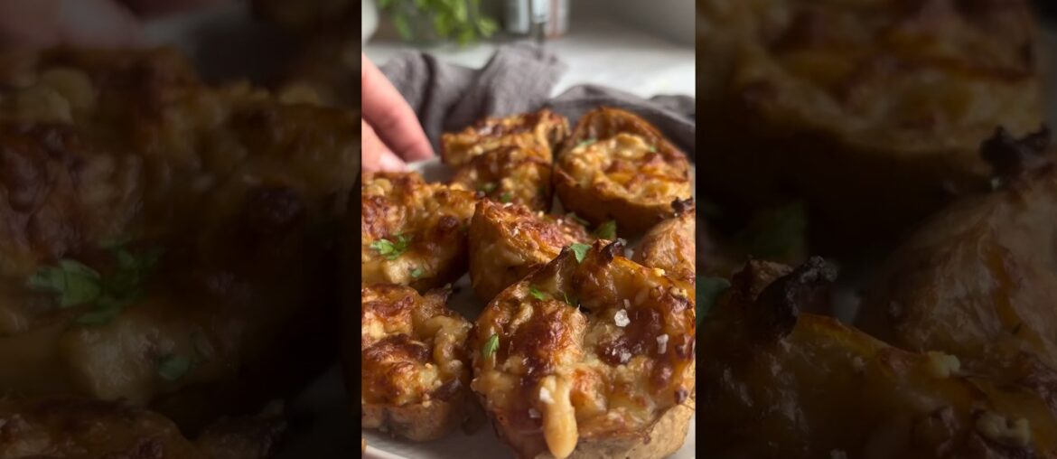 French onion loaded potatoes – just about the most indulgent and delicious potato snack you can get French onion loaded potatoes - just about the most indulgent and delicious potato snack you can get