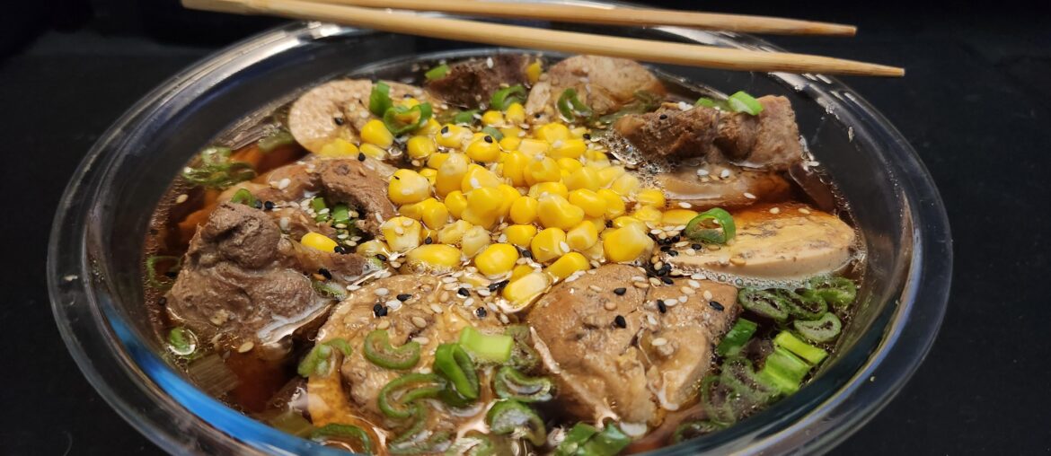 Petit bol de ramens au porc, avec œufs et gingembre.