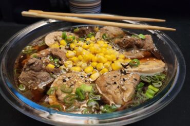 Petit bol de ramens au porc, avec œufs et gingembre.