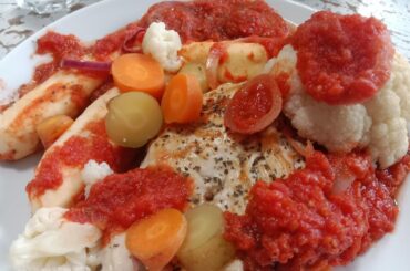 Quenelles (non maisons) poêlée, filet de poulet, sauce tomate, oignons, pleurotes, basilic, carottes et chou fleur