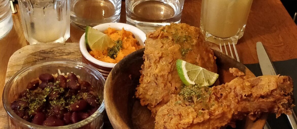 La suite... Poulet frit, riz haricots rouge et purée de patate douce.