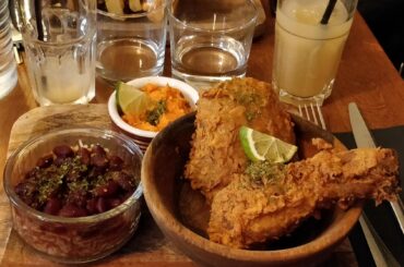 La suite... Poulet frit, riz haricots rouge et purée de patate douce.