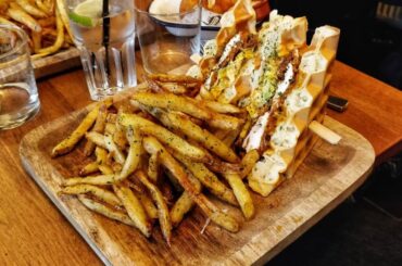 Chicken and waffles avec frites maison