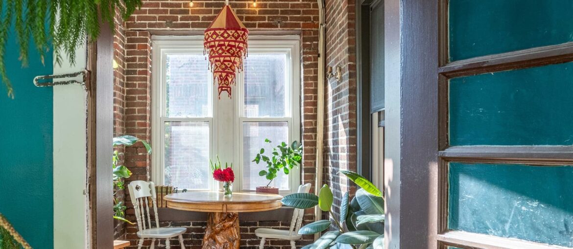 Sunroom with a breakfast nook in an apartment, Rogers Park, Chicago [2000x3000]