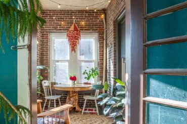 Sunroom with a breakfast nook in an apartment, Rogers Park, Chicago [2000x3000]