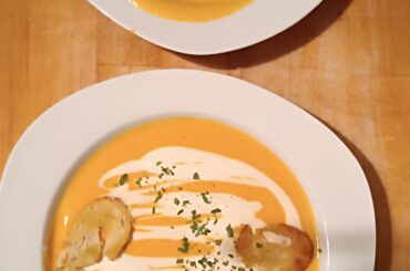 Soupe potimarron, chantilly au café, croûtons à l'ail et persil .