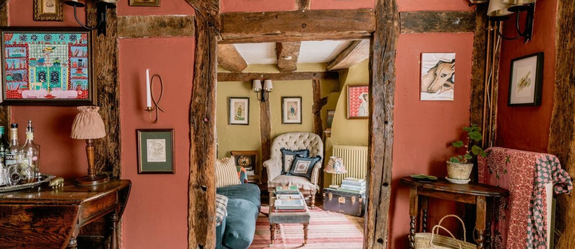 Entrance to the sitting room in an 18th-century cottage framed with original timbers in the village of Nayland, Suffolk, eastern England [1600x1067]