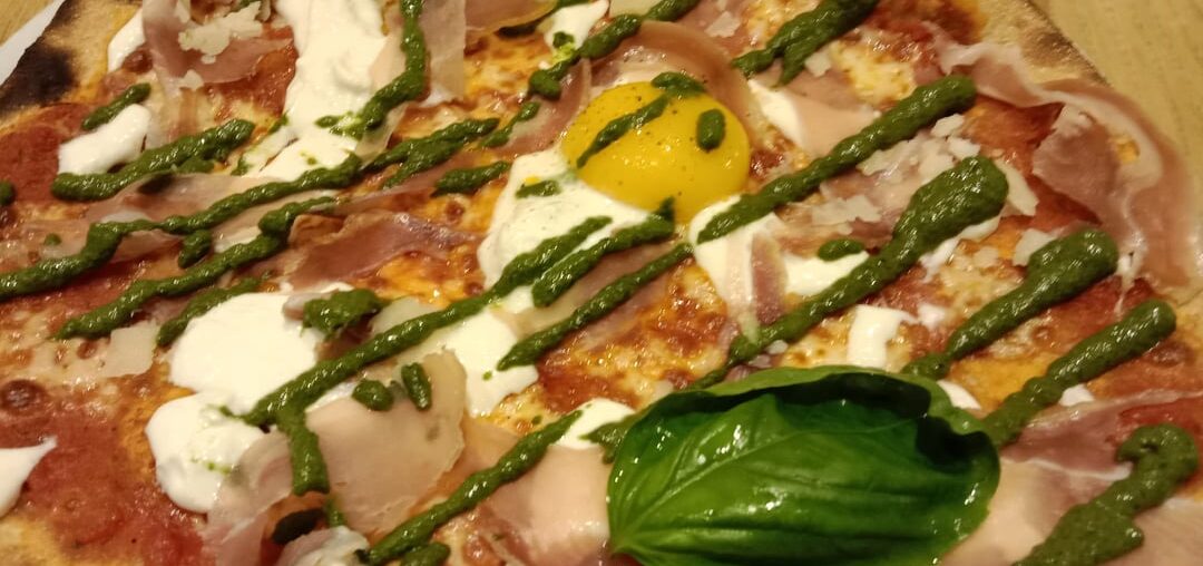 Pizza boisson au CBD et burrata coulis de framboise et pistaches