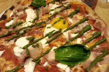 Pizza boisson au CBD et burrata coulis de framboise et pistaches