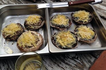 Quelques Portobellos gratinés fromage et champis.... Saludos !