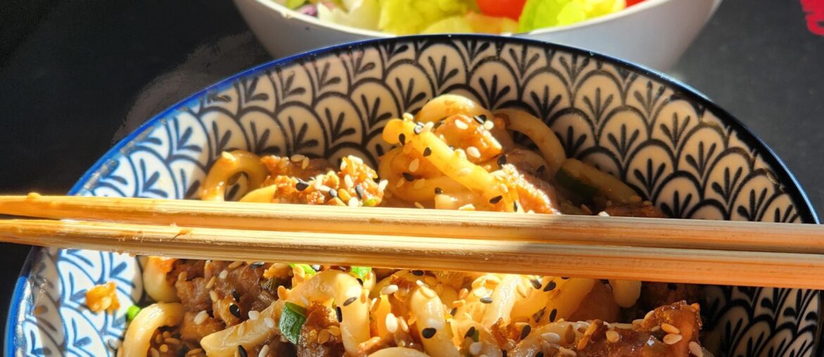 Udon porc gingembre et bol de crudités.
