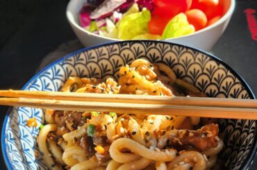 Udon porc gingembre et bol de crudités.