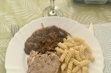 J’avais acheté cette petite pintade farcie en promo au LIDL (deuxième photo). Je ne pouvais pas l’abandonner dans le supermarché ! 🥺 Finalement, elle est toute contente d’avoir été cuisinée avec une succulente sauce au vin rouge. 😋