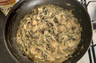 Aujourd’hui, c’est l’anniversaire de ma colocataire ! 🎂 En plus d’être une violoniste talentueuse, elle est ma meilleure amie. 🎻🥰 Alors pour ce midi : une douzaine d’escargots pour se mettre en appétit avant le chapon rôti au four (photo n° 2), accompagné de sa sauce aux morilles et au vin jaune. 😋